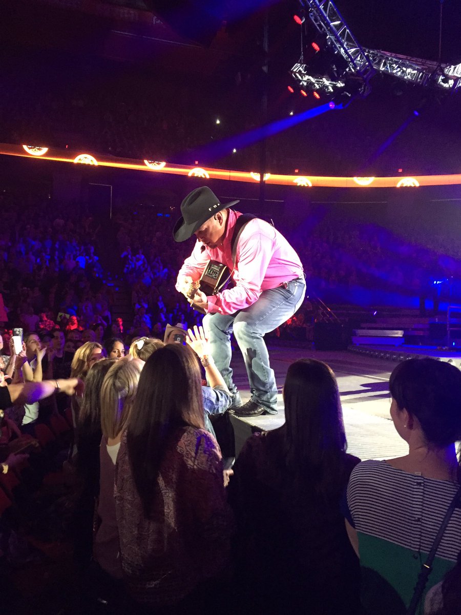 nikki_hartley's tweet photo. #garthinhamilton #GarthBrooks https://t.co/Tfm3eNKWUf