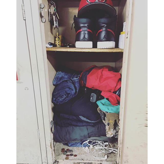 undiefan's tweet photo. #worklocker #menslockerroom #airjordanretro1rareairpatch #sf49ers #newera… https://t.co/irfx4jjcLt https://t.co/sXR02weNVB