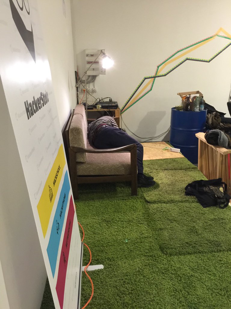 hackerstolz's tweet photo. Peeps listening to some techno to fight the sleep. Some are already dreaming of becoming a winner. #foodhackers https://t.co/Se97518sZV