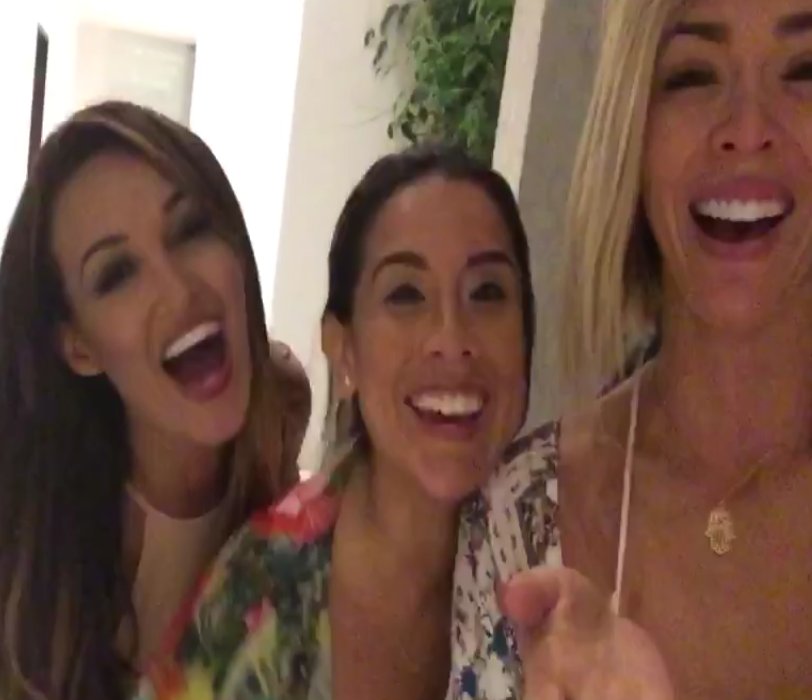 Criistina24's tweet photo. Sábado 💃🙌💁🎵🎶🙌👑
Noche de chicas @Sheyla_RojasR junto a @arizaga_a y @SolePinkChick 🎊🎉🎊🎉
Nunca dejen de sonreír chicas https://t.co/GdDBVtLMJl