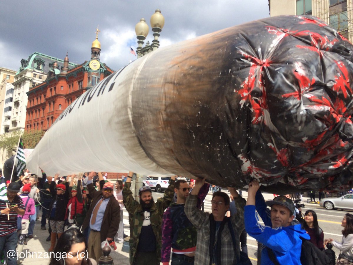 #Marijuana Advocates Light Up at the White House revolution-news.com/marijuana-advo… #Reschedule420