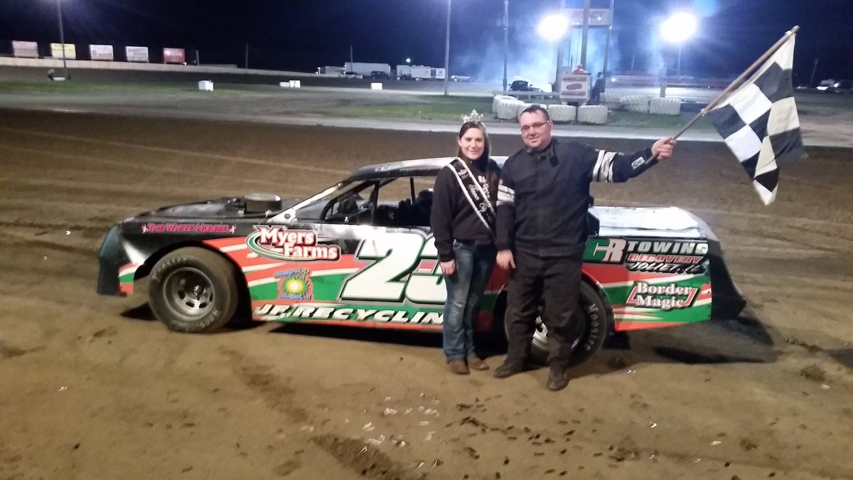 pe_davis1's tweet photo. The @FarmerCityRacin @DIRTcar_Racing UMP Street Stock Feature winner(from 14th) Andrew Funk #FCR #UMP https://t.co/mcdfAeKMKX