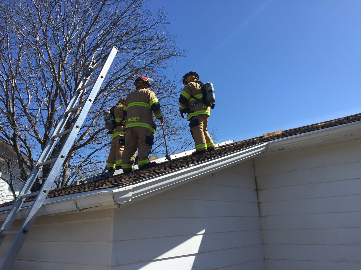SIOUX_CITY_FIRE's tweet photo. SCFR is always training to make ourselves better to serve you better. E3, T3, and E4 out at a training house. #CCP https://t.co/GS1aTgk0o7