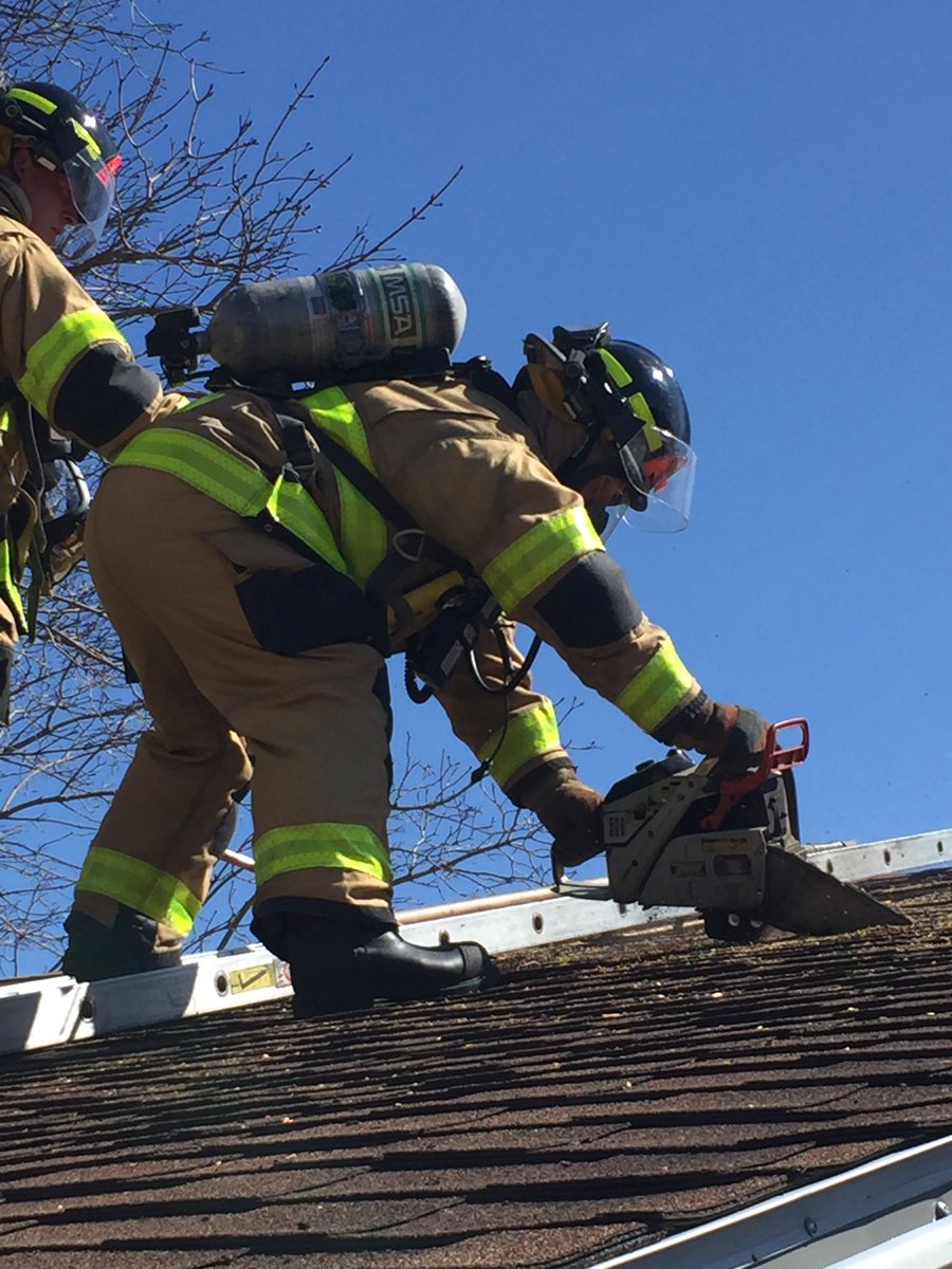 SIOUX_CITY_FIRE's tweet photo. SCFR is always training to make ourselves better to serve you better. E3, T3, and E4 out at a training house. #CCP https://t.co/GS1aTgk0o7