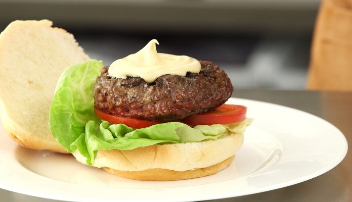 thebattypost's tweet photo. #Singapore chef cautioned after #ejaculating into customer’s #burger - #SG #Asia https://t.co/0Jp30sJXQa https://t.co/Xs1cnkobNT