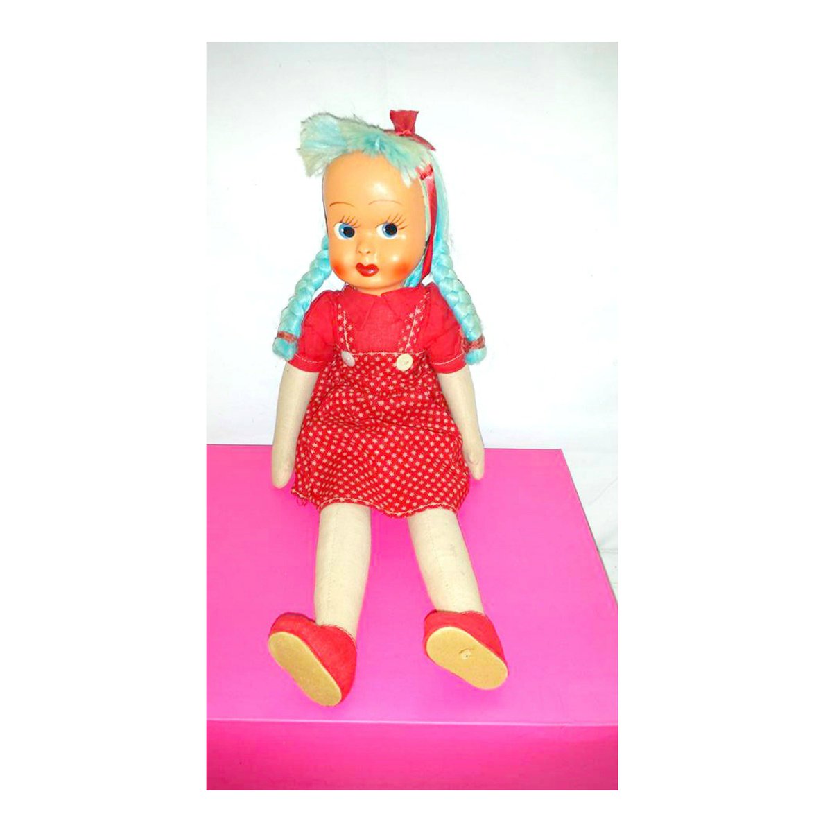 JunkYardBlonde's tweet photo. https://t.co/uCx2fjMfbP #vintagedolls #suttonandsons #Shirleydoll #maskfacedoll #bluehairdoll #kitschycute #shelfie https://t.co/XswMr8QJK2