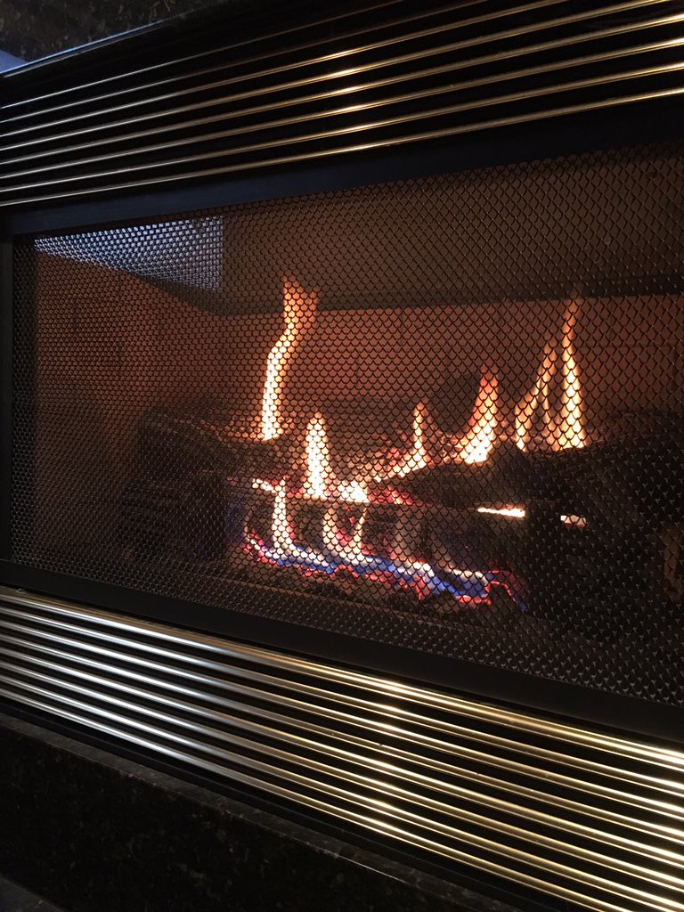 iheartabeach's tweet photo. Yes it's Minnesota. In April. It's spring. And 23 degrees outside. #ihatethisstate #mnsucks #iheartabeach https://t.co/ih1ckBdxDI