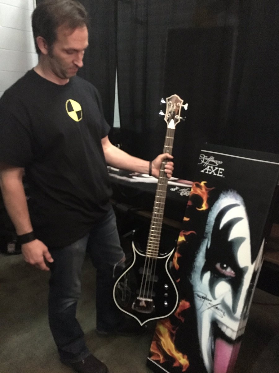 kevinsizemore's tweet image. Surprise performance from #KISS at halftime of the #LAKISS game &amp;amp; I jammed on @genesimmons bass backstage🎸 #AFL 🏈