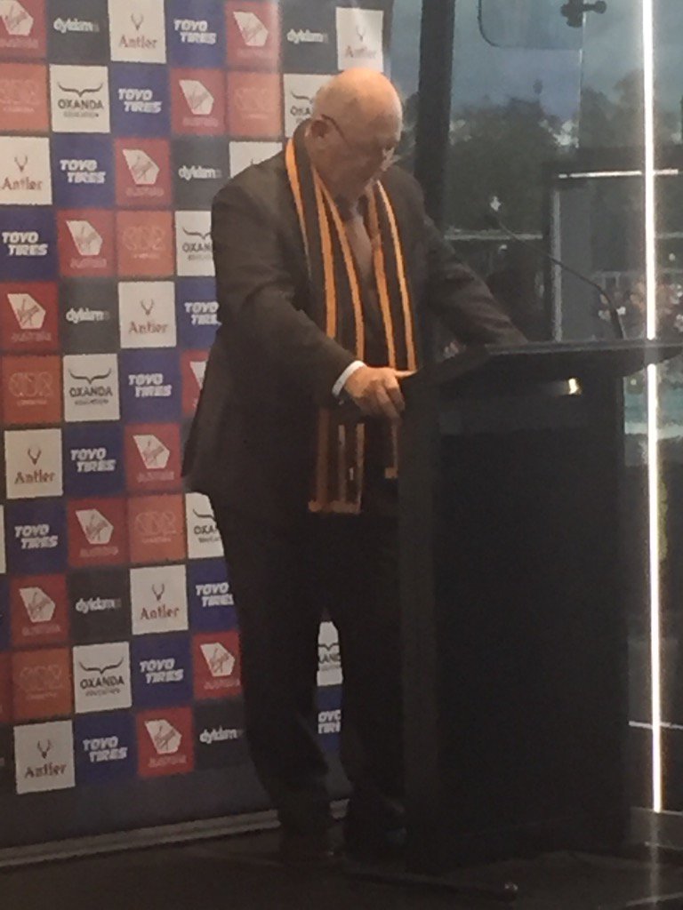JosephCarrozzi's tweet photo. Great to see GG Sir Peter Cosgrove @ManukaOval supporting @GWSGIANTS v @GeelongCats #AFLGiantsCats #GiantSupport https://t.co/1i9al9UbtD