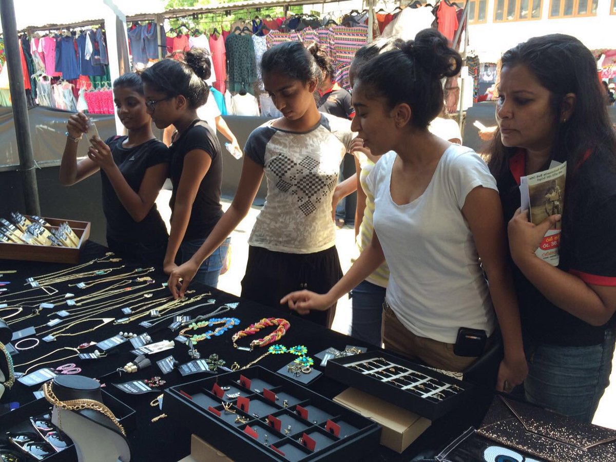 LELKStore's tweet photo. Our lovely customers ☺️ #lehappycustomers #limitededitionlkstore #visakhavidyalaya https://t.co/8QY85uAVtc