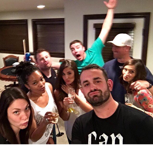 bshall8's tweet photo. #selfiesare4coolpeople#gameday#divorceparty https://t.co/IqNcbXP4lx