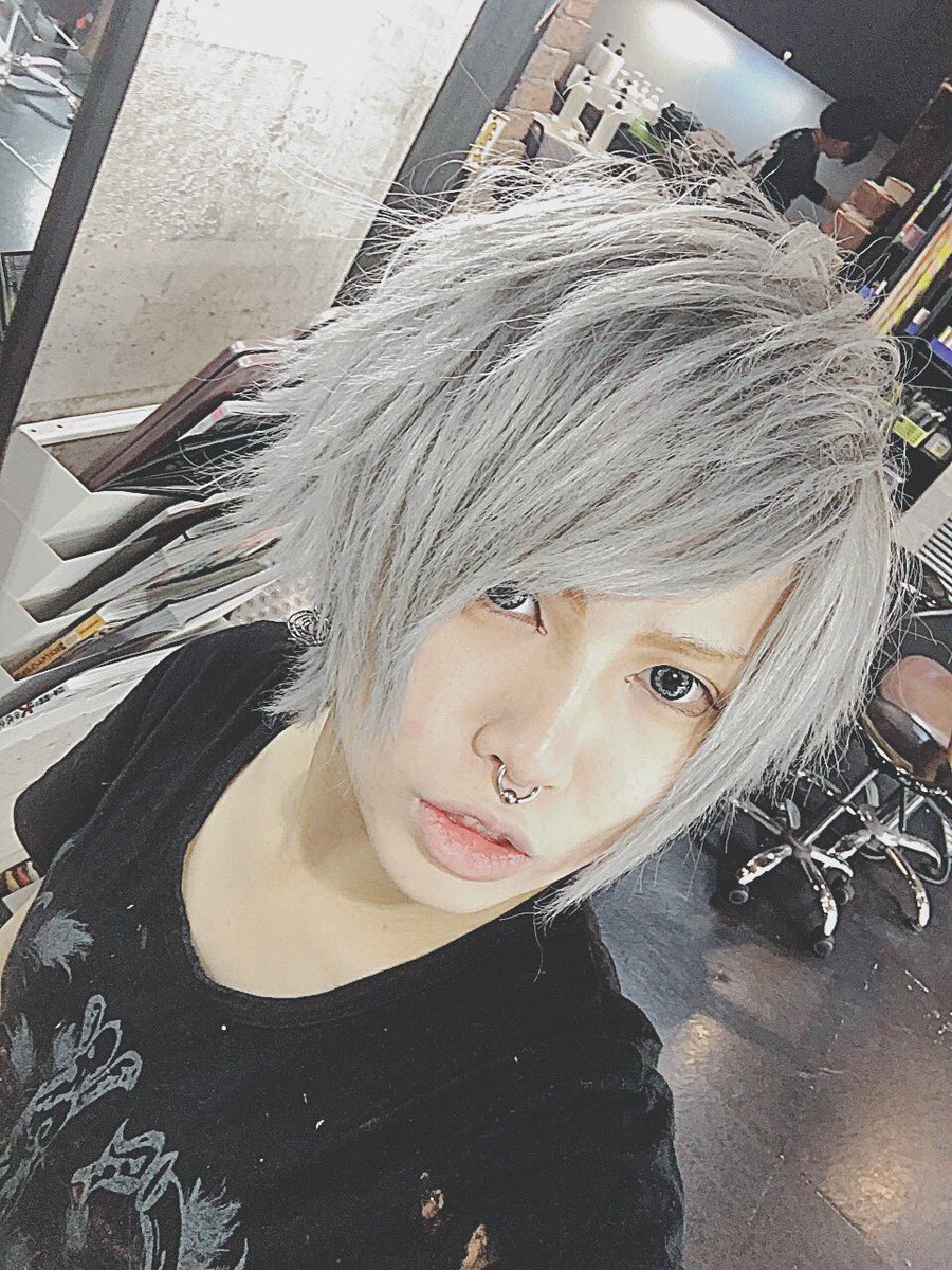 れやぞう Trick Store Auf Twitter きょーはシルバーウィッグ そろそろ流行遅れな髪型になって来たから加工しよかな メイクはマットオレンジシャドーベースにブラウン 涙袋と二重ライン ブラウンライナーで目頭丸の上下インライン つり眉位置下目 T Co