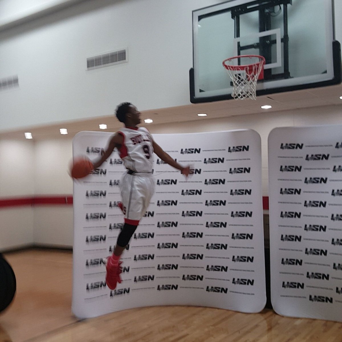 SassyCapri's tweet photo. Watch out for him #dunked #AAU #WeekendGoals #wegoingtocollege #wegoingpro #proudmommy #kernersvillebulls #NC https://t.co/LBvp9BKaMq