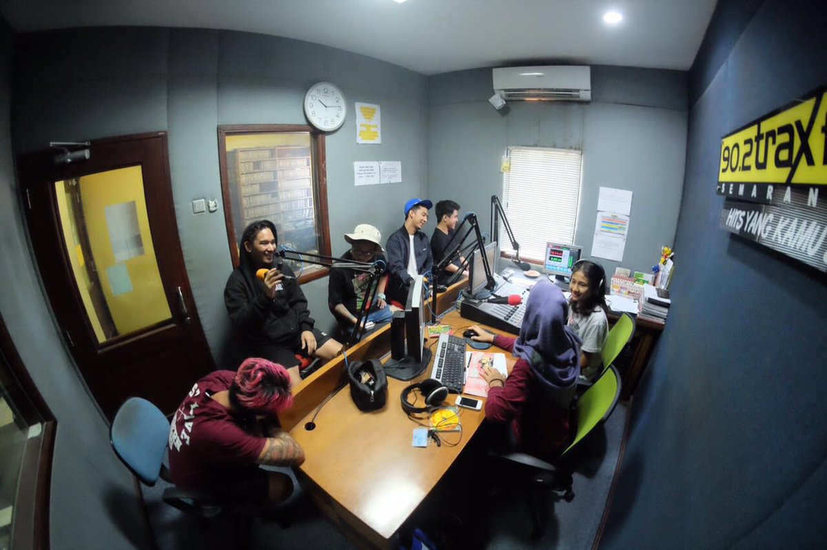 Now #TRAXNAMBAH bareng <a href="/PWGofficial/">Pee Wee Gaskins</a> #KertasdanPena LIVE di radio @TRAXfmSMG 90.2FM Hits yang kamu suka staytuned