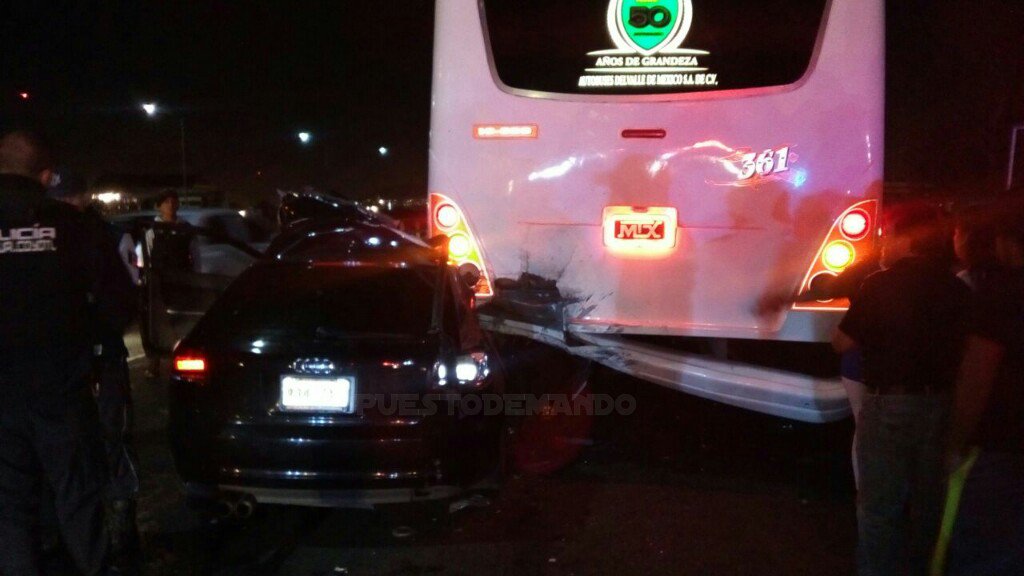 ElPolloMexa's tweet photo. Mueren 2 personas prensadas tras chocar audi atras de camion en puente de Periferico y Av. central @retioDF https://t.co/bglfSZzPNq