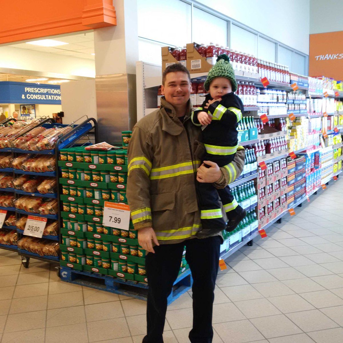 richardhepditch's tweet photo. @GrimwoodMatthew thanks for bringing out the new recruit to Zehrs in support of @FoodBankWatReg &amp; @FireToFoodBank! https://t.co/BC3oM8LIMM