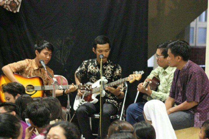 himapensi_usd's tweet photo. Penampilan akustik dari PAK 2015 https://t.co/NjZ01BZxo2