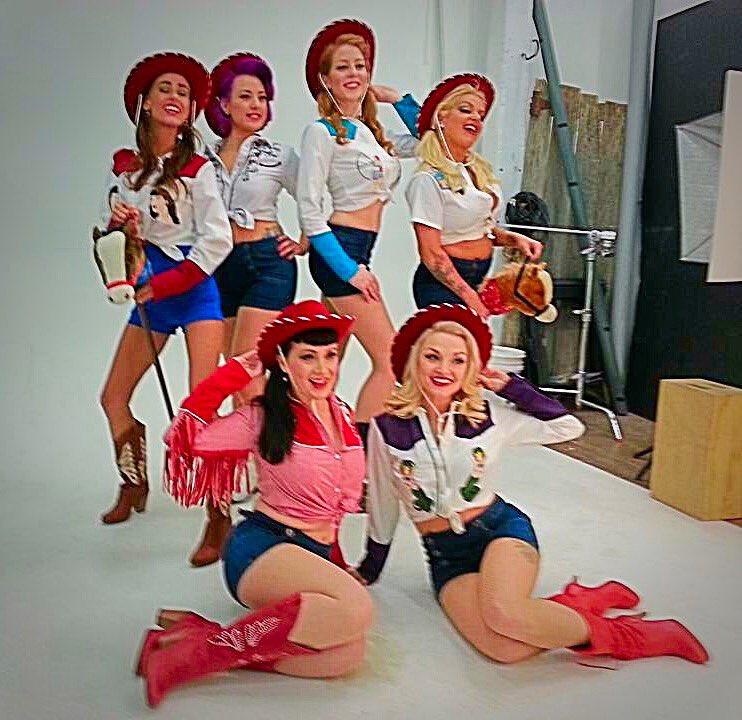 DrunkYardDogs's tweet photo. Giddy up, buttercup! The belles of #NashvilleBurlesque are ready for #NashvilleBoogie! https://t.co/hhFWiGEwjQ