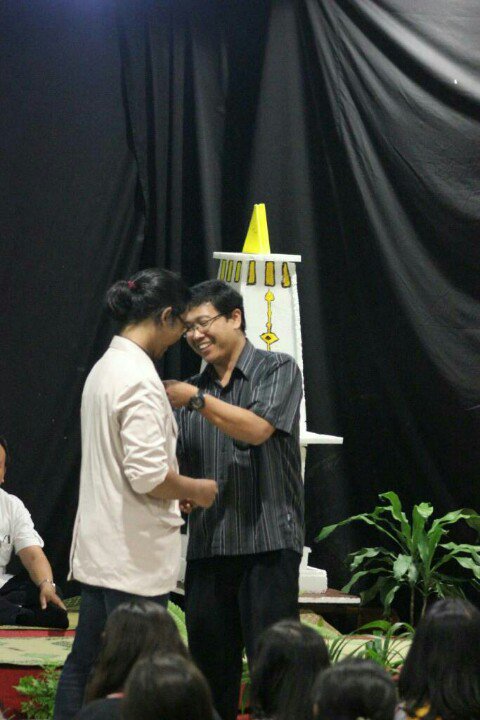 himapensi_usd's tweet photo. Pemasangan pin dari bapak kaprodi ke ketua dialog dosen bahwa acara resmi dibuka https://t.co/RCUVWW6fih