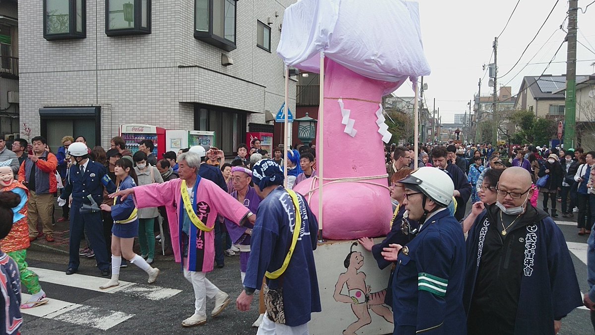 そびえたつ御神体が小雨の中で黒光り 16年かなまら祭は入場規制もかかる大盛況 3ページ目 Togetter