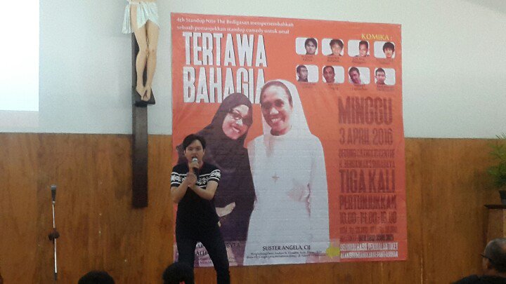 Komika keempat di panggung #TertawaBahagia akan melempar sajak2 mautnya! Ini dia <a href="/You_dhaaa/">Yudha Aditya</a> !!!