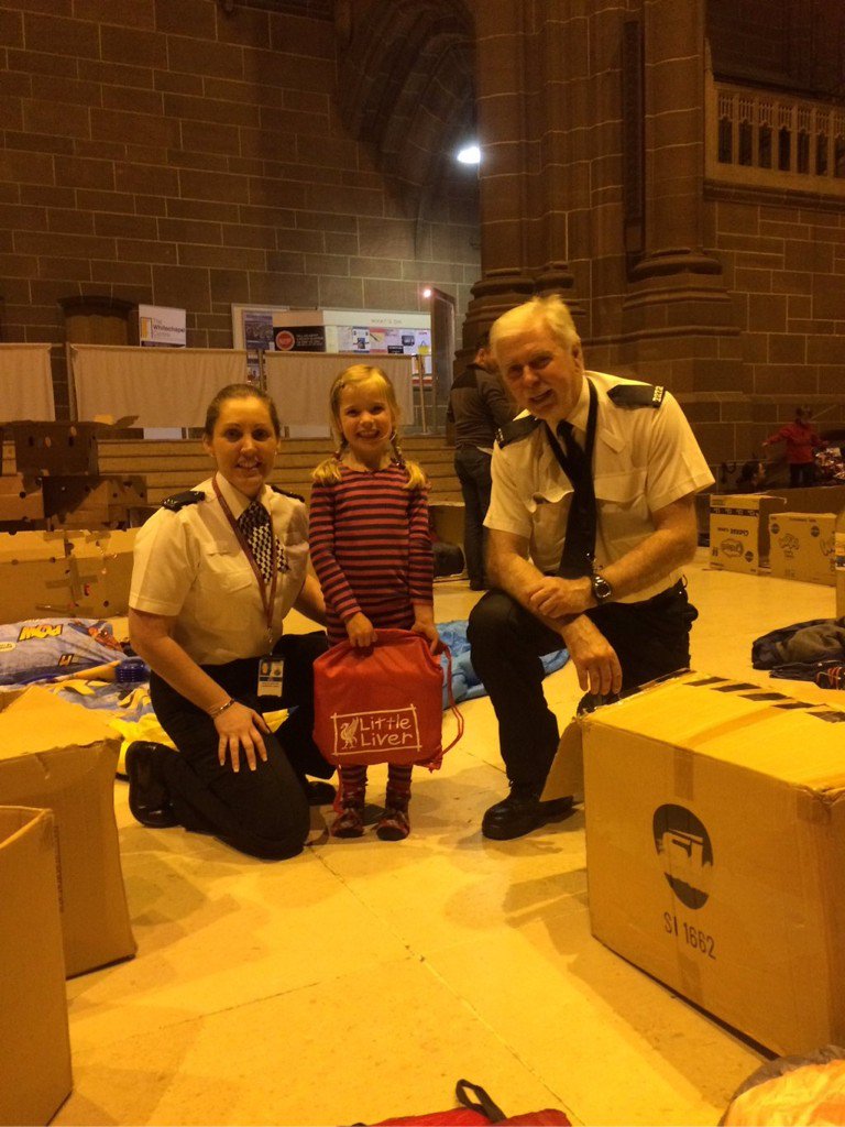 Thanks to Steph @MerseyPolice for helping my daughter make a fabulous shelter @LivCathedral #cathedralsleepout