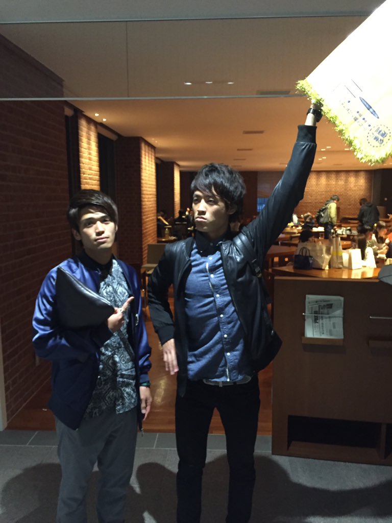 看板持ったホラーマンとイケメンがラウンジにいます！
にくや行く人集合お願いします！