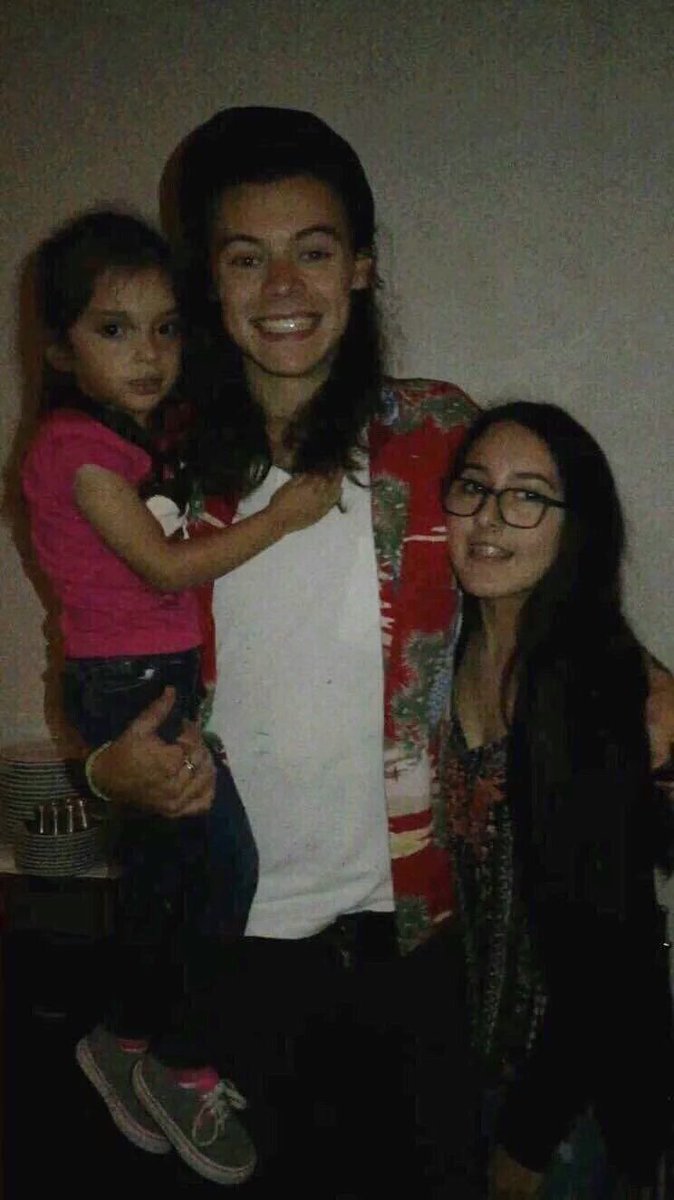 HLNewsItaly's tweet photo. ✿*･ UPDATE 📷 | Harry insieme ad un paio di fan, ieri sera! 

(Los Angeles, 02/04/16) https://t.co/gYzc9yrtAJ