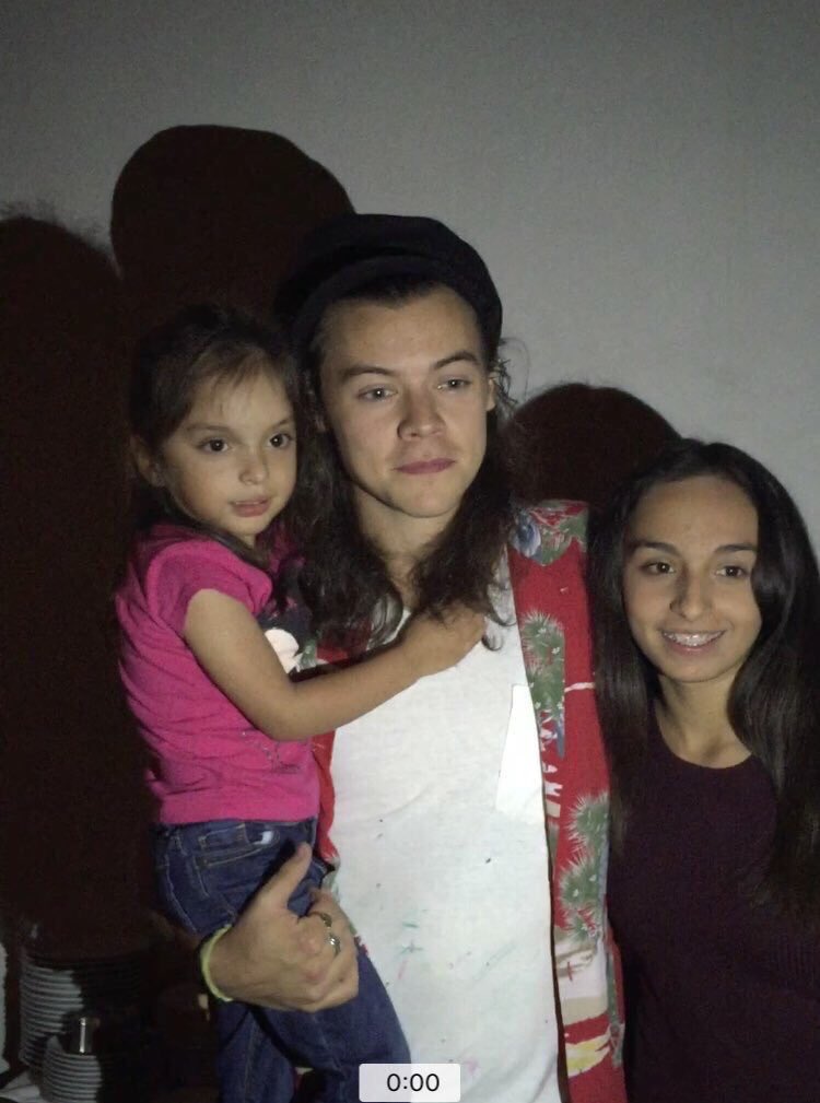 HLNewsItaly's tweet photo. ✿*･ UPDATE 📷 | Harry insieme ad un paio di fan, ieri sera! 

(Los Angeles, 02/04/16) https://t.co/gYzc9yrtAJ