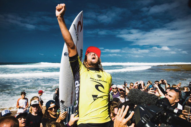 surferrulemag's tweet image. #Surf | La campana suena en Bells por #MattWilkinson ¡¡Felicidades!! 
 
bit.ly/SR-Bw 

 @wsl  #SurferRule