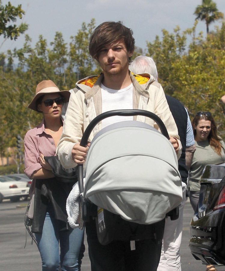 HLNewsItaly's tweet photo. ✿*･ UPDATE 📷 | Il The Sun ha da poco pubblicato queste foto di Louis e famiglia. 

(Los Angeles, 30/03/16) https://t.co/CczXQ8DJmf