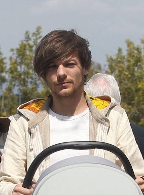 HLNewsItaly's tweet photo. ✿*･ UPDATE 📷 | Il The Sun ha da poco pubblicato queste foto di Louis e famiglia. 

(Los Angeles, 30/03/16) https://t.co/CczXQ8DJmf