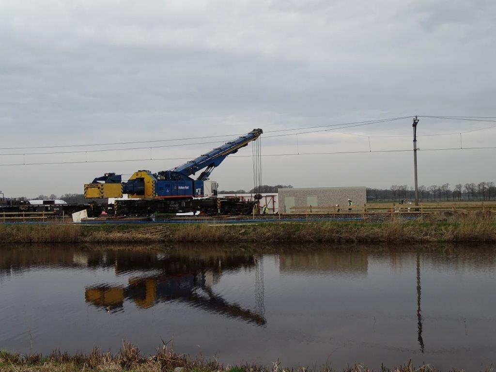 JanWindNL's tweet photo. #VolkerRail is een prefab #relaishuis aan het plaatsen in @Coevorden tussen 2 wateren in. https://t.co/0NFVxLY23s