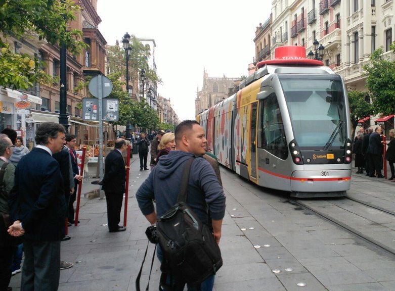 victor_castano's tweet photo. El tranvía parte en 2 la procesión del Sagrario.El CECOP y las vallas de @JuanEspadasSVQ de vacaciones
📷 @ArtesacroT https://t.co/xOLkKmrnQr