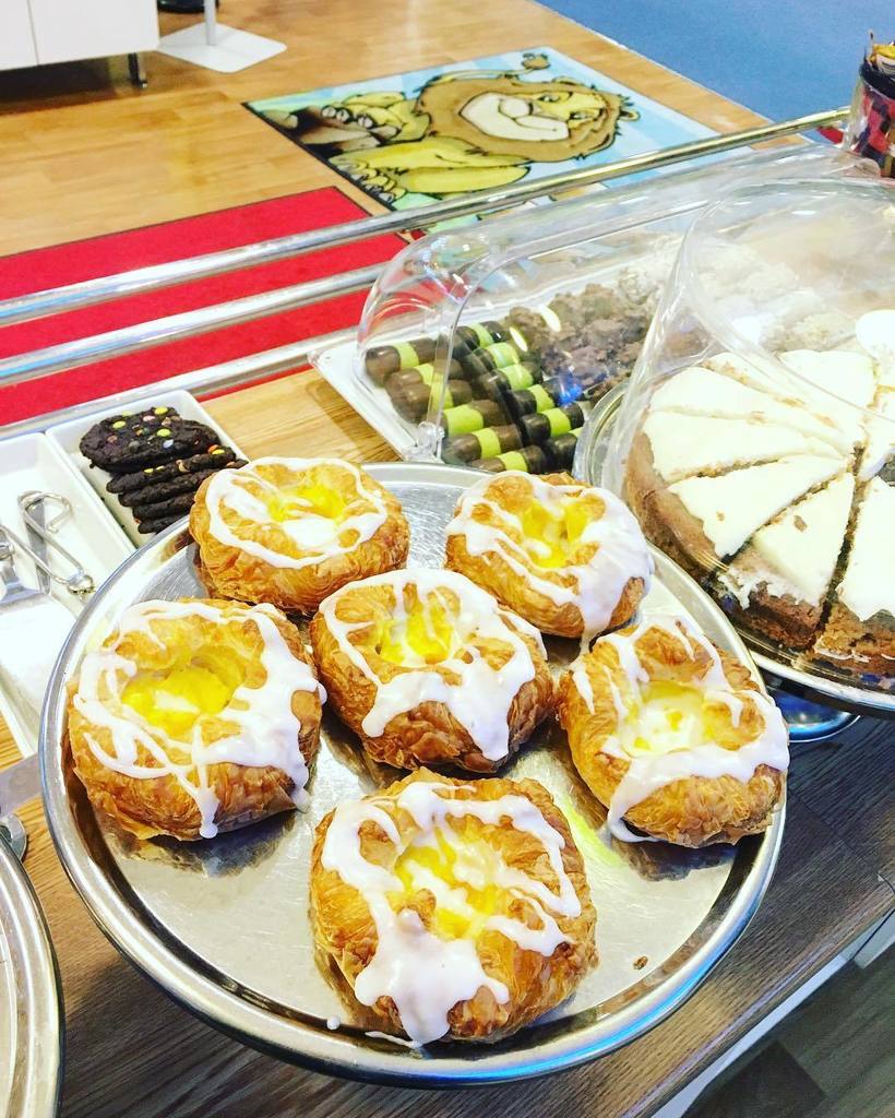 LeosLekland's tweet photo. Varför inte komma in och njuta av ett gott wienerbröd och hänga med Leo denna söndag? 🍪😋 #leoslekland #wienerbröd #… https://t.co/5q6Lnz54mx