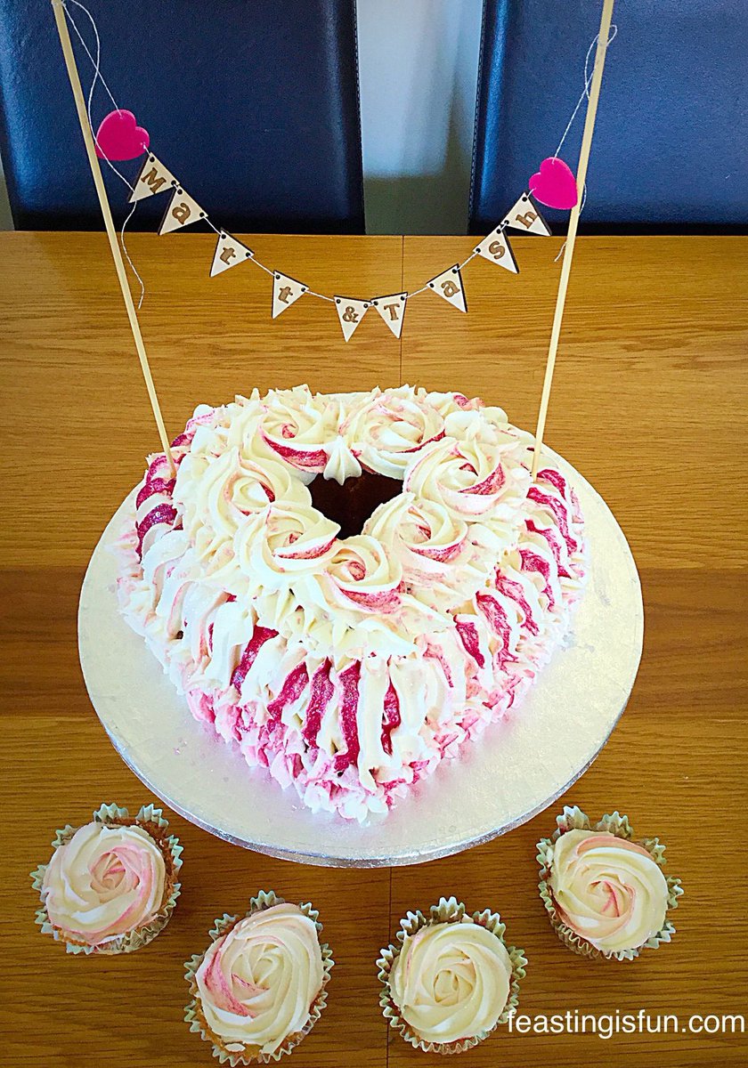 sammiefeasting's tweet photo. @kuskus1 some of the Bundt bakes you could make Heart Engagement Chocolate Fudge Glazed Lemon &amp; Lemon Blueberry 🙊🙊🙊😘 https://t.co/51Bz9OETHR