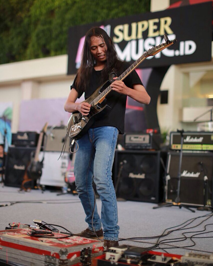 SuperMusic_ID's tweet photo. Gak lupa kita juga ajak main band dan para gitaris asal Bekasi di SuperGitar Awards 2016 #SGA2016 https://t.co/RmXZutnw35