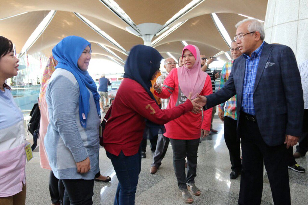 sha_habshee's tweet photo. Bersama Menteri @KemPendidikan DS @MahdzirKhalid #Team #PuteriWP @c603815f5a8a422 @HazreneB @hudakarls @sharuni_ https://t.co/AqMJ7S3ML6