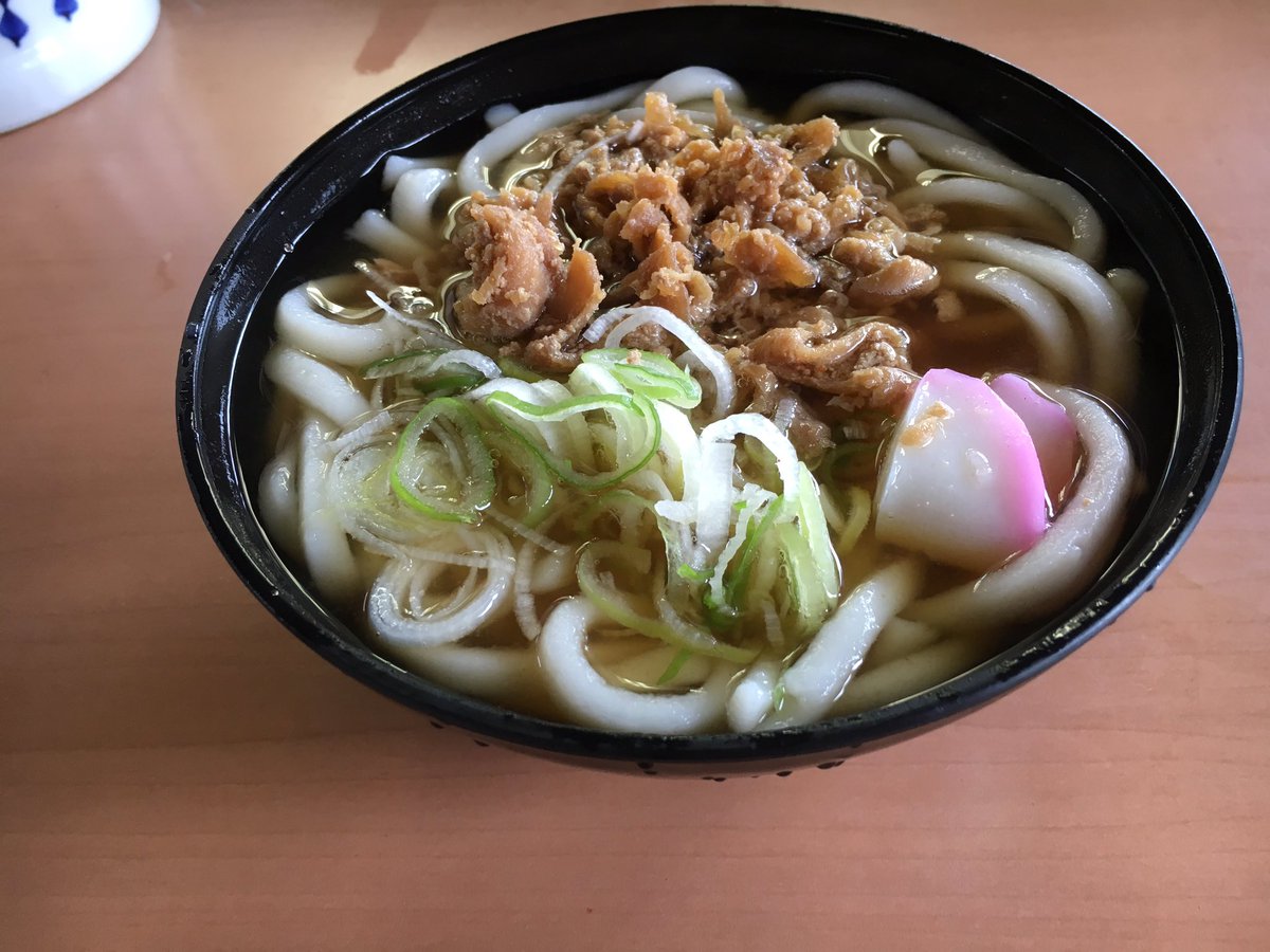 中村やにお クッキングパパで 江口が うどん好きの金丸産業社長を うまいうどん知ってますよ と連れて行った小倉駅７ ８番ホームのかしわうどん 370円 でっかいタッパーからよそうかしわが優しい甘さ T Co Lgh8wdkoug