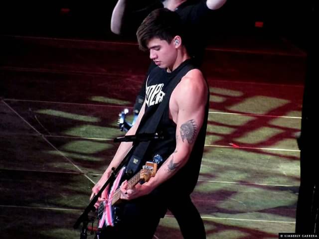 random98L's tweet image. GO GO VOTE GUYS! #5SOSFam #BestFanArmy #iHeartAwards