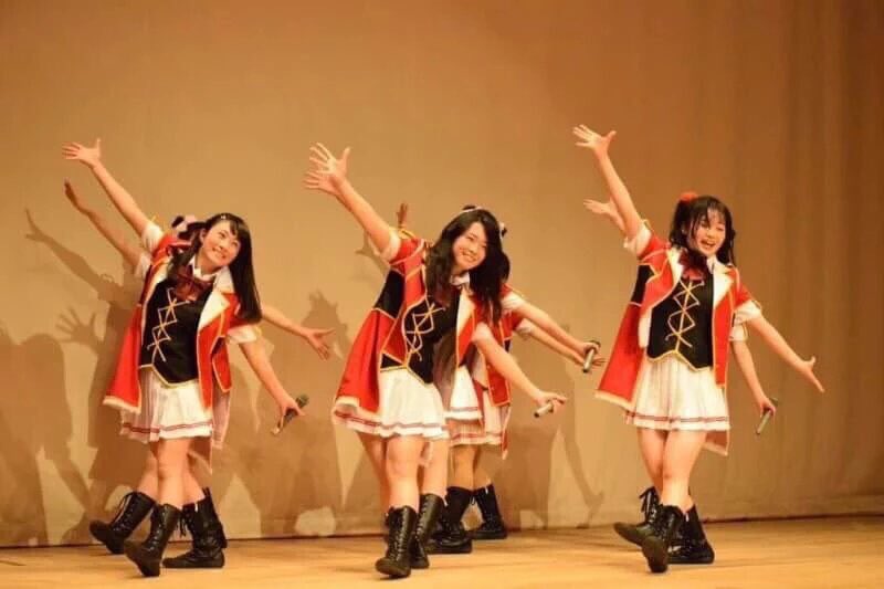 いっちー これはだめやろ 明らかぼらららとmoment Ringの衣装にそっくりやん わかっててやってるのならタチが悪い 画像は拾い画です T Co I249eyvg76