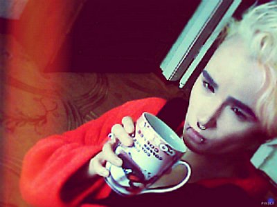 RealBillDoubleB's tweet photo. Good Morning everyone *-* #mornig   #selfie #goodmorning #lightcity #coffee #TokioHotelNaZLFM #BillKaulitz https://t.co/0rayBOqrdT