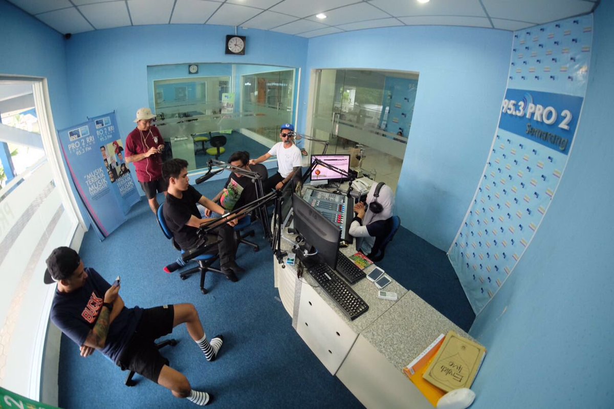 SEMARANG! <a href="/PWGofficial/">Pee Wee Gaskins</a> #AYouthNotWasted LIVE interview di radio @PRO2SMG 95.3FM staytune sahabat kreatif sekarang