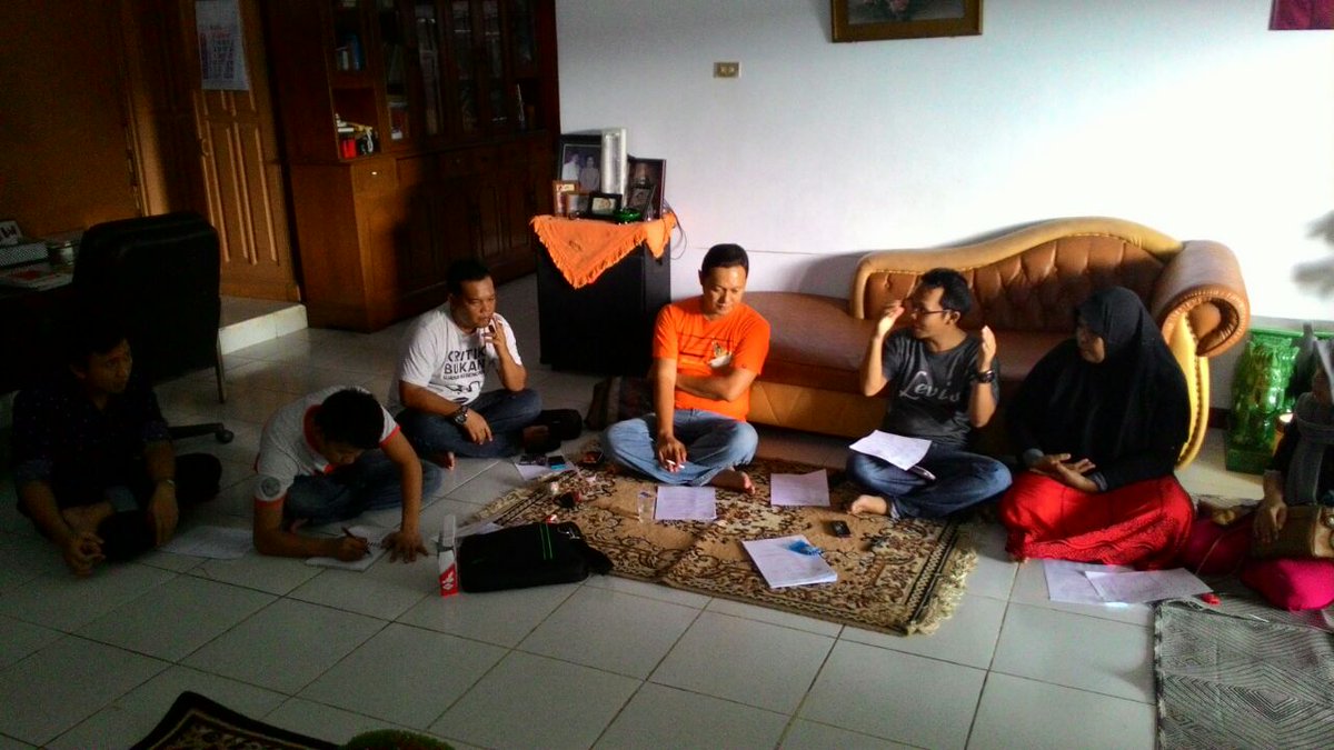 relawanmudabkl's tweet photo. Rapat persiapan hari autis, para relawan serius memperhatikan arahan yg diberikan ketua relawan muda hero hanifah. https://t.co/2oURY2Eocy