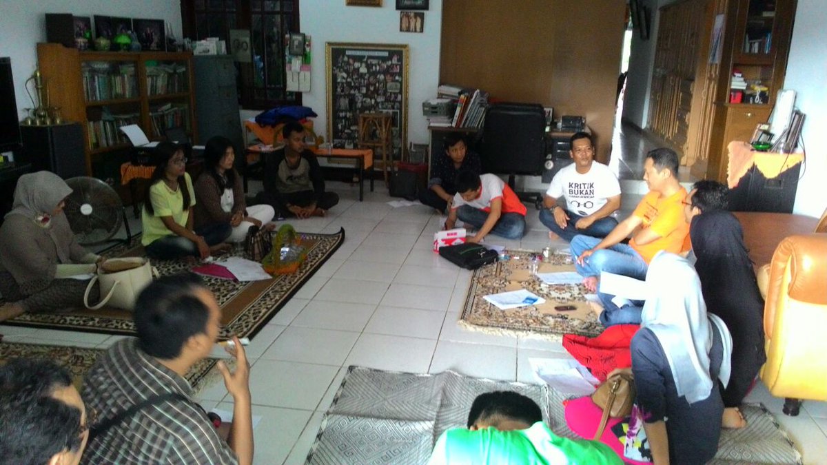 relawanmudabkl's tweet photo. Rapat persiapan hari autis, para relawan serius memperhatikan arahan yg diberikan ketua relawan muda hero hanifah. https://t.co/2oURY2Eocy