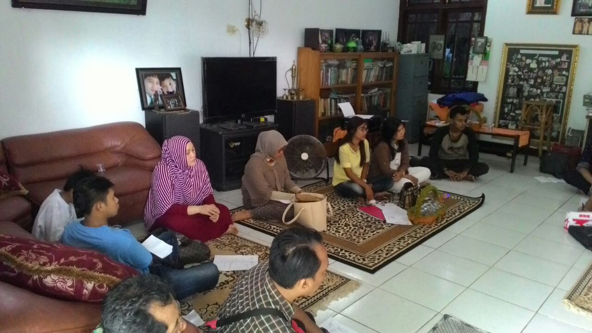 relawanmudabkl's tweet photo. Rapat persiapan hari autis, para relawan serius memperhatikan arahan yg diberikan ketua relawan muda hero hanifah. https://t.co/2oURY2Eocy