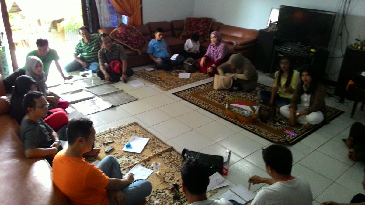 relawanmudabkl's tweet photo. Rapat persiapan hari autis, para relawan serius memperhatikan arahan yg diberikan ketua relawan muda hero hanifah. https://t.co/2oURY2Eocy