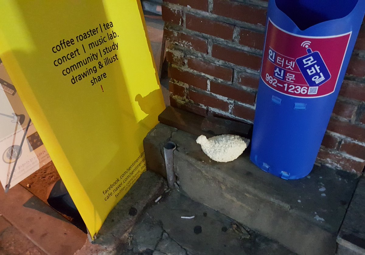 행사 이틀째였던 어제. 닭둘기를 손에 쥐고 파워워킹하시던 어르신 발견. 설명해드렸습니다. 쪼꼬만 닭둘기의 인기가 하늘을 뚫습니다.