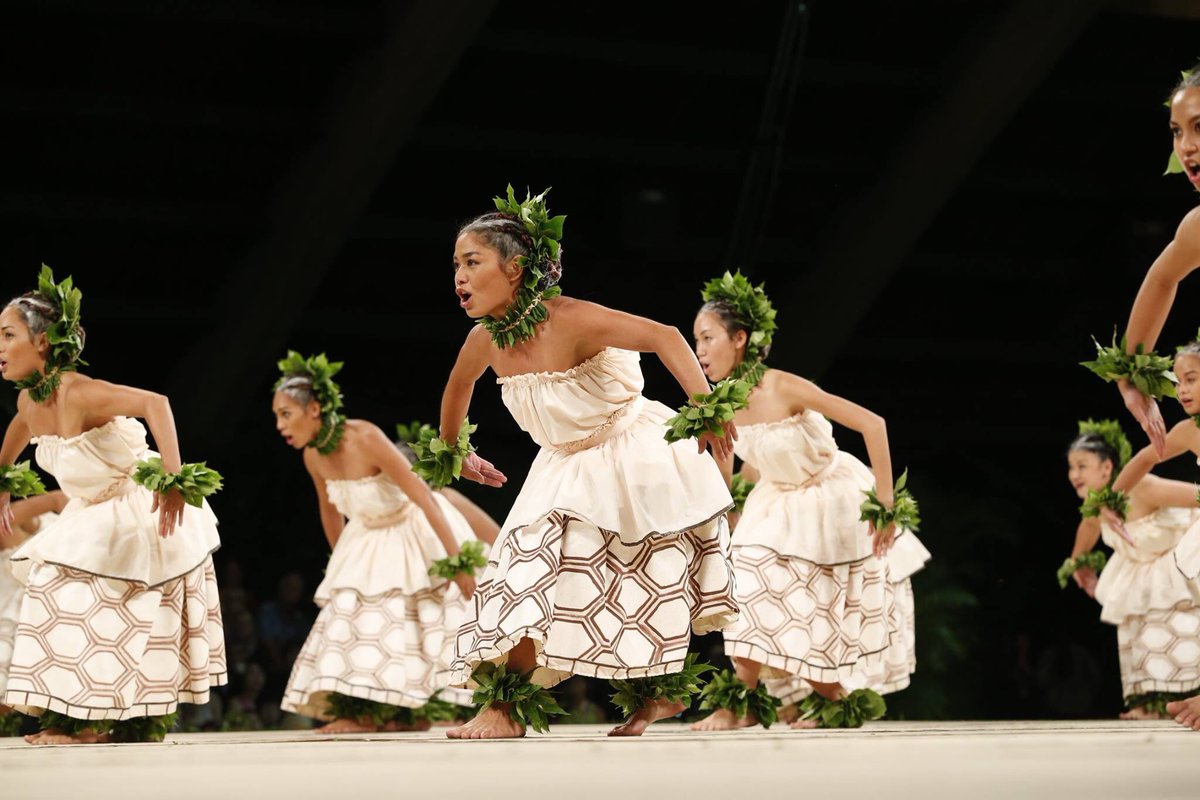 sunny_vickery's tweet photo. My 2 favorite Wahine performances of #MerrieMonarch2016 #KahikoNight #KaUaKaniLehua #HālauManaola https://t.co/NfUHqvq73g