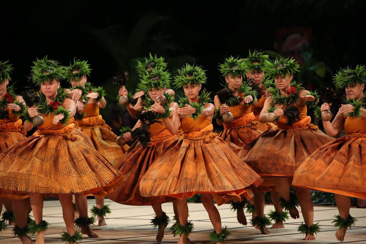 sunny_vickery's tweet photo. My 2 favorite Wahine performances of #MerrieMonarch2016 #KahikoNight #KaUaKaniLehua #HālauManaola https://t.co/NfUHqvq73g